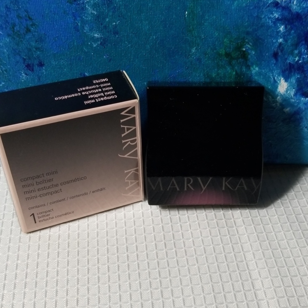 Mary Kay mini compact